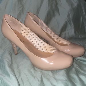 Nude patent pumps